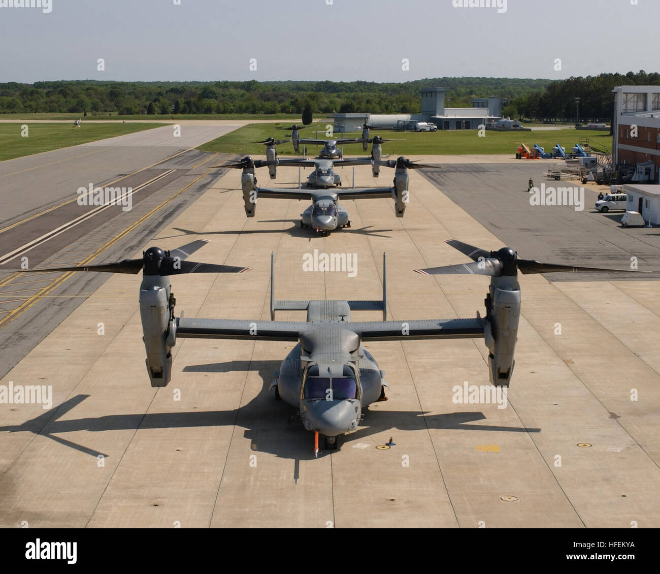 030601-N-0000X-001 Naval Air Station Patuxent River, Md. (1 maggio 2003) -- Quattro V-22 Osprey aeromobile siedono lungo la linea di volo con rotori di girare prima di recente i voli di prova. Nel corso degli ultimi dodici mesi, la Osprey Integrated Test Team ha condotto più di 500 ore di incidente il volo libero mentre si esegue una molto impegnativa per un test dinamico piano. Stati Uniti Foto di Marina. (Rilasciato) Navy US 030601-N-0000X-001 Quattro V-22 Osprey aeromobile siedono lungo la linea di volo con rotori di girare prima di recente i voli di prova Foto Stock