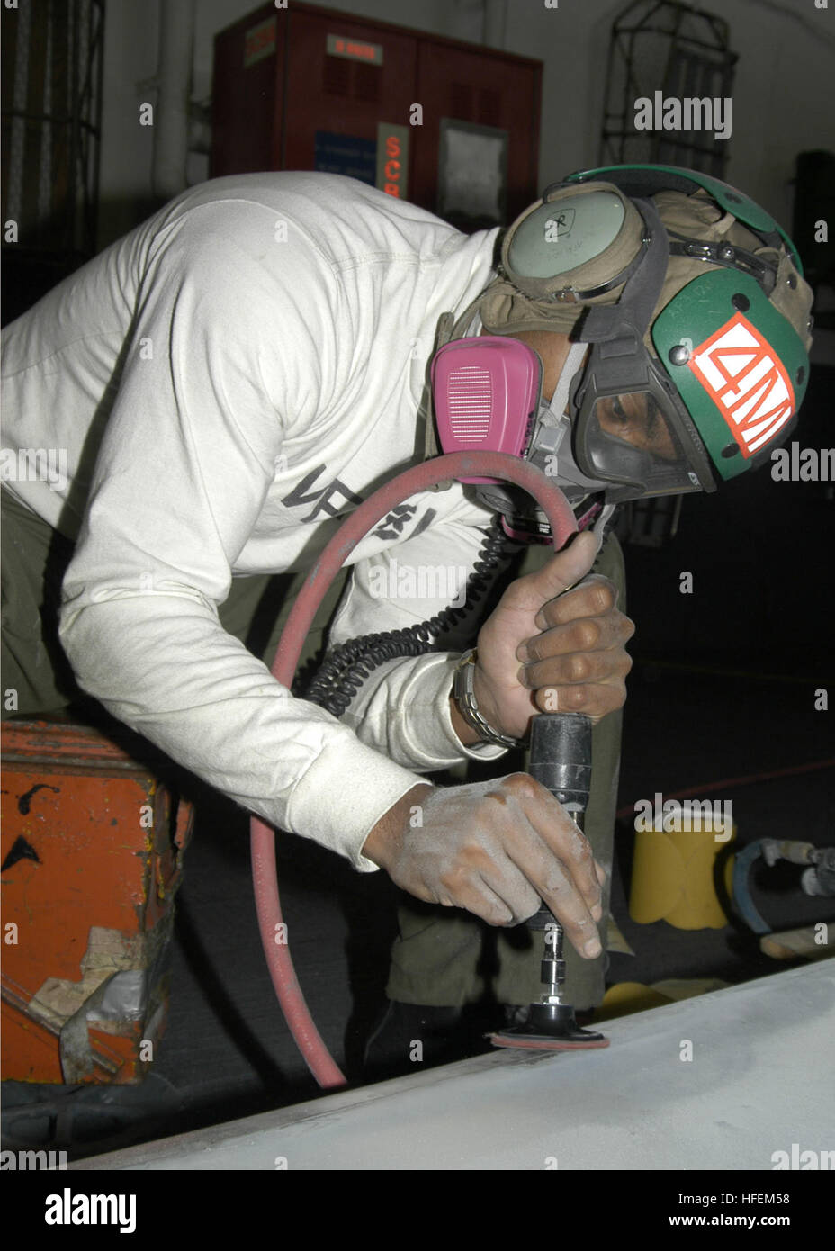 040622-N-4565G-001 Oceano Atlantico (22 giugno 2004) - Aviazione meccanico strutturale di seconda classe Lamont Lizandro, da San Jose, California, preps l'ala di un F/A-18B Hornet assegnato all'ÒRampagersÓ di Strike Fighter Squadron otto tre (VFA-83) prima di applicare i colori squadronÕs. Kennedy è uno dei sette aerei vettori coinvolti nell'estate 2004 impulsi di esercizio. Impulso di estate 2004 è la distribuzione simultanea di sette aerei sciopero gruppi (CSG), dimostrando la capacità della marina di fornire credibili combattere in tutto il mondo, in cinque teatri con altri Stati Uniti, alleati, e la coalizione m Foto Stock