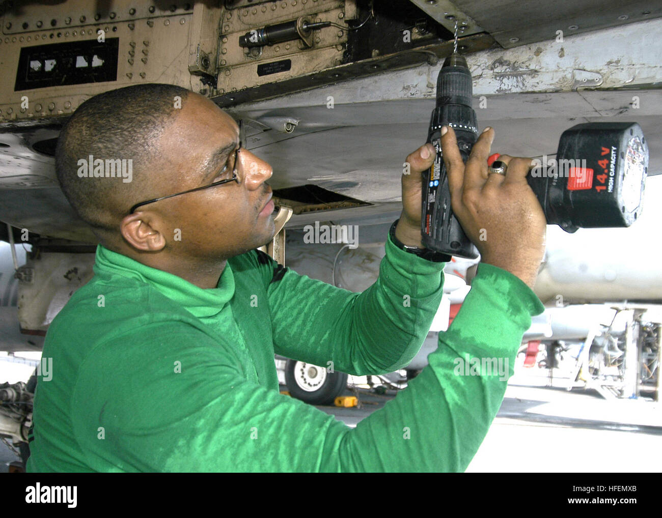 Aviation Structural Mechanic 2nd Class esegue la manutenzione sostituendo i rivetti sul sistema idraulico del gancio di coda di un F/A-18B Hornet a bordo della USS John F. Kennedy (CV 67) nel Golfo Arabo il 31 luglio 2004. Kennedy e Carrier Air Wing Seventeen (CVW-17) sono schierati a sostegno dell'operazione Iraqi Freedom e Summer Pulse 2004. Foto Stock