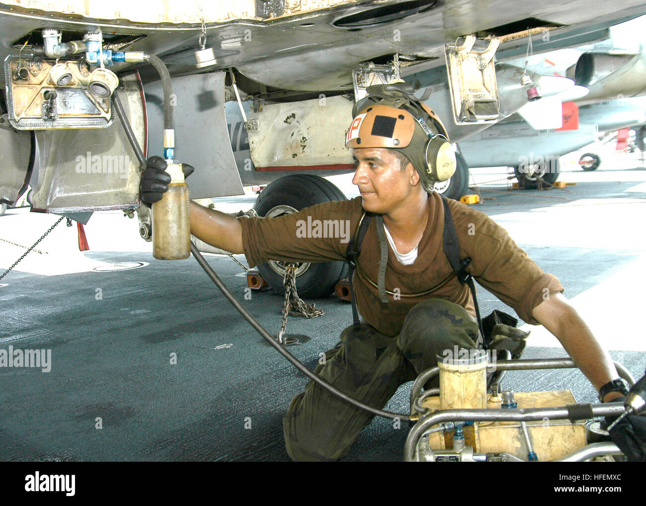 040731-N-4565G-001 Golfo Arabico (Luglio 31, 2004) - Airman Alexis di Corona Calif, cambia il fluido idraulico su un F/A-18B Hornet assegnati al 'Sunliners' Strike Fighter Squadron otto uno (VFA-81) a bordo della portaerei USS John F Kennedy (CV 67). Kennedy e la sua avviato Carrier aria Wing diciassette (CVW-17) sono sulla distribuzione condurre missioni a sostegno dell'Operazione Iraqi Freedom (OIF) e impulso di estate 2004. Estate impulso è la distribuzione del vettore di sette gruppi di sciopero (CSGs), dimostrando la capacità della marina di fornire credibili capacità di combattimento in tutto il mondo, in cinque l'attrezzoin Foto Stock