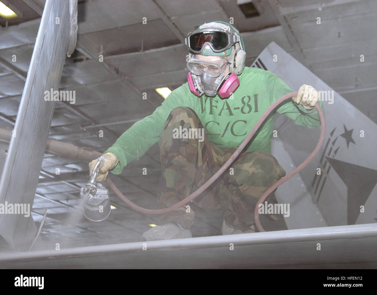 040810-N-4565G-001 Golfo Arabico (Agosto 10, 2004) - Aviazione meccanico strutturale di seconda classe Schad E. Gates da Parcurburg, W. Va., dipinge l'ala di un F/A-18B Hornet assegnati a Strike Fighter Squadron otto uno (VFA-81) durante il completamento di una ispezione completa e ciclo di manutenzione a bordo della portaerei USS John F. Kennedy (CV 67). Kennedy e Carrier Airwing uno sette (CVW-17) sono sulla distribuzione condurre missioni a sostegno della guerra globale al terrorismo. Stati Uniti Navy foto di PhotographerÕs Mate Airman Tommy Gilligan (rilasciato) Navy US 040810-N-4565G-001 Aviazione meccanica strutturale 2 Foto Stock
