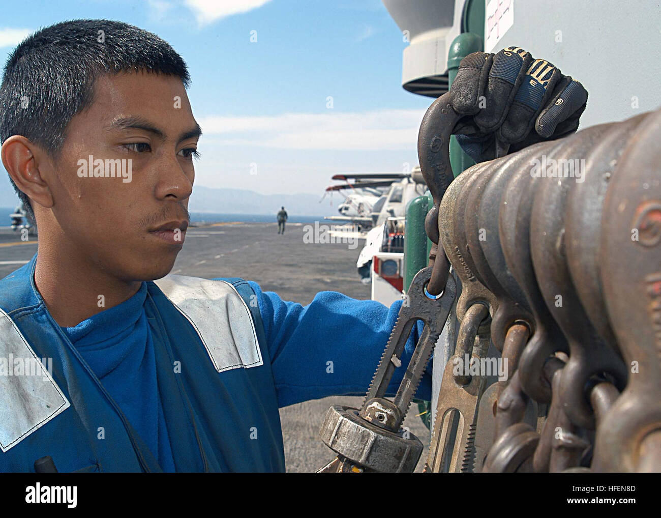 030604-N-1512S-028 in mare a bordo della USS Kearsarge (LHD 3) Giugno 4, 2003 -- aviatore Charles Imanil da Dededo, Guam, luoghi di una catena sulla guarnitura e titolare della catena sul ponte di volo a bordo della USS Kearsarge (LHD 3). Kearsarge è sulla sua strada di casa da una distribuzione a sostegno dell'Operazione Iraqi Freedom. Stati Uniti Navy foto di PhotographerÕs Mate Airman Kenny Swartout. (Rilasciato) Navy US 030604-N-1512S-028 aviatore Charles Imanil da Dededo, Guam, luoghi di una catena sulla guarnitura e titolare della catena sul ponte di volo a bordo della USS Kearsarge (LHD 3) Foto Stock