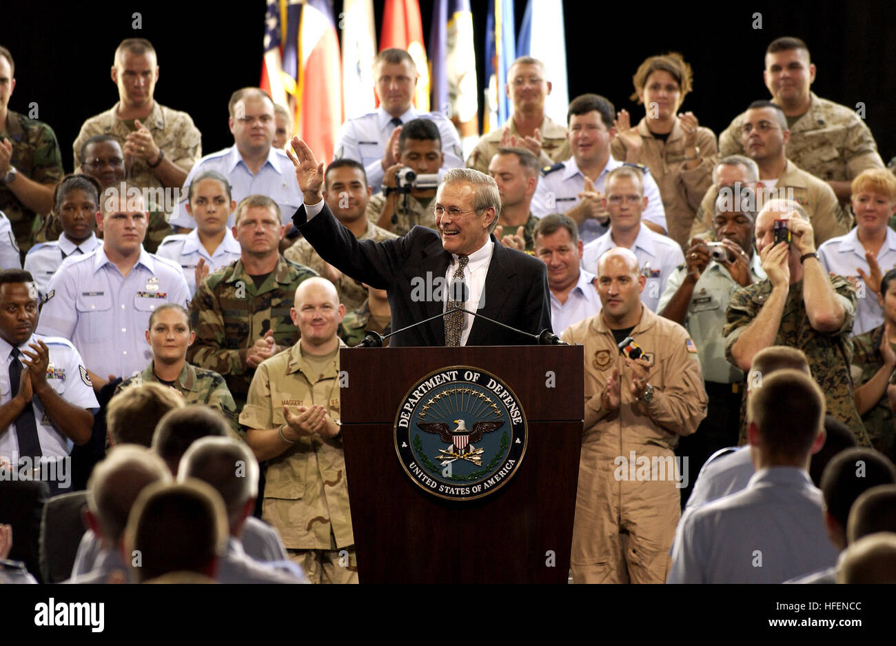 030825-F-2828D-115 San Antonio, Texas (Agosto 25, 2003) -- il Segretario della Difesa Donald H. Rumsfeld onde ai membri del pubblico dopo essere stato introdotto durante un municipio incontro at Lackland Air Force Base, San Antonio, Texas. Rumsfeld ha presentato le sue osservazioni di apertura quindi schierata domande da militari e civili di partecipanti. Il forum ha permesso di persone da San Antonio basi area a dirigere le loro domande all'uomo superiore presso il Dipartimento della Difesa. DoD foto di Tech. Sgt. Andy Dunaway. (Rilasciato) Navy US 030825-F-2828D-115 il Segretario della Difesa Donald H. Rumsfeld onde ai membri della audienc Foto Stock