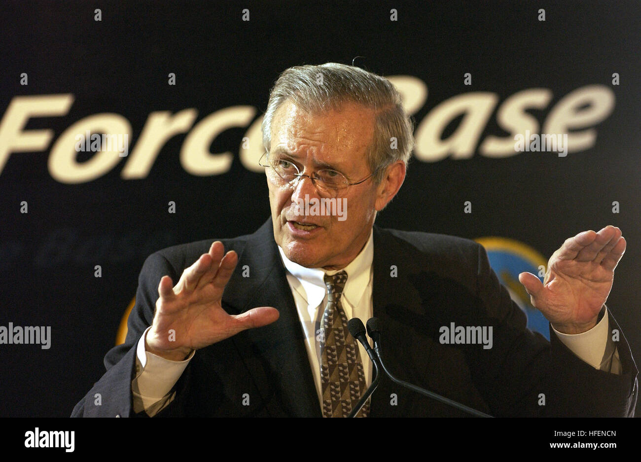 030825-F-2828D-352 San Antonio, Texas (Agosto 25, 2003) -- il Segretario della Difesa Donald H. Rumsfeld risponde ad un reporter la questione nel corso di una conferenza stampa a Lackland Air Force Base, San Antonio, Texas, il 25 agosto, 2003. Rumsfeld si è incontrato con i membri della stampa dopo un town hall meeting dove ha pronunciato il suo discorso di apertura quindi schierata domande da militari e civili di partecipanti. DoD foto di Tech. Sgt. Andy Dunaway. (Rilasciato) Navy US 030825-F-2828D-352 il Segretario della Difesa Donald H. Rumsfeld risponde ad un reporter la questione nel corso di una conferenza stampa a Lackland Air Force Base, San un Foto Stock