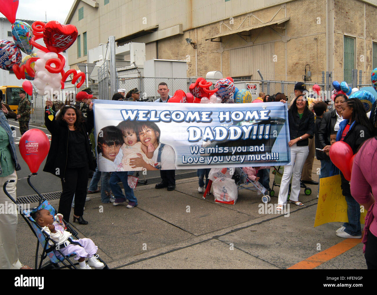 050406-N-2716P-017 Sasebo, Giappone (apr. 6, 2005) - La famiglia e gli amici attendono il loro marinai e Marines a sbarcare alla homecoming celebrazione dell'assalto anfibio nave USS Essex (LHD 2) a bordo U.S. Le attività della flotta Sasebo in Giappone. Essex restituito da otto mesi di distribuzione a sostegno dell'Operazione Iraqi Freedom (OIF), una guerra globale contro il terrorismo e il funzionamento di assistenza unificata, il rilievo di disastro sforzo nel sud-est asiatico dopo il Dic. 26, 2004 tsunami. Stati Uniti Navy foto di PhotographerÕs mate 1. Classe Paul J. Phelps (rilasciato) Navy US 050406-N-2716P-017 gli amici e la famiglia attendono Foto Stock