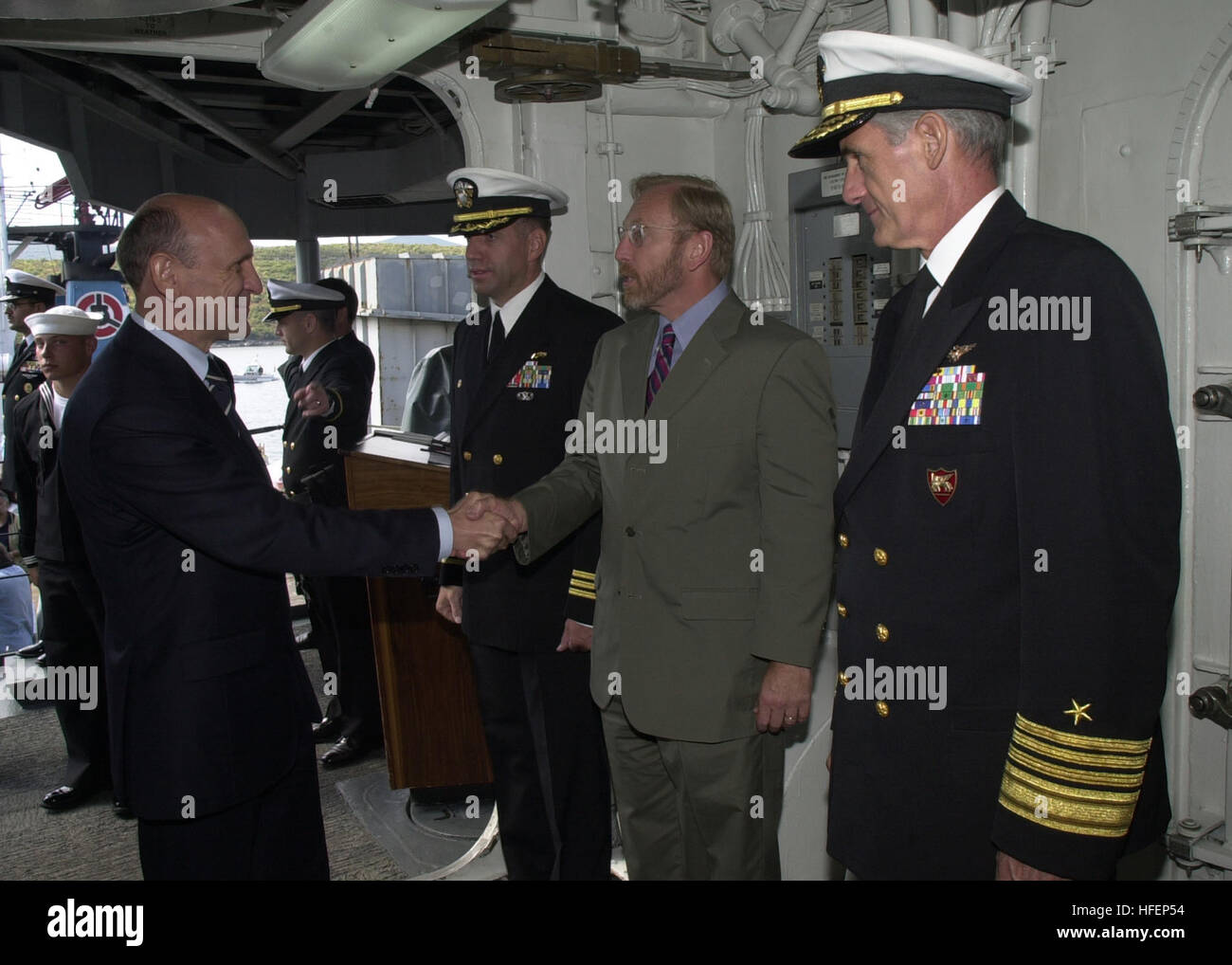 030927-N-2716P-045 Neum, in Bosnia e Erzegovina (sett. 27, 2003) -- Presidente Sulejman Tihic (sinistra), uno dei tre Presidenti della Bosnia ed Erzegovina, saluta il sig. Clifford Bond, U.S. Ambasciatore di Bosnia ed Erzegovina, dopo il suo arrivo a bordo del missile fregata USS Nicholas (FFG 47). Cerca su sono Adm. Greg Johnson, comandante U.S. Forze navali in Europa (a destra), e quella della Cmdr. Chan Swallow, Comandante, USS Nicholas. I visitatori hanno ricevuto un tour di Nicola e godeva di un ricevimento a bordo della nave. Nicholas è attualmente in visita al porto di Neum, in Bosnia ed Erzegovina. N Foto Stock