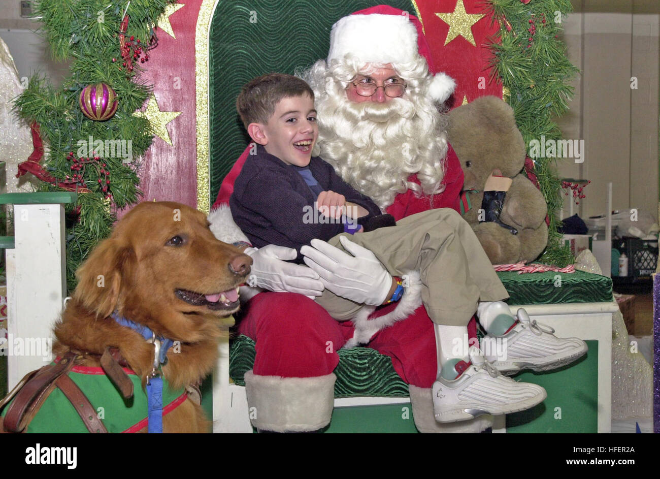 041211-N-5940R-023 Little Creek, Va. (dec. n. 11, 2004) - Christopher James e il suo occhio vede cane, ÒMr. HopeÓ, dillo a Babbo Natale cosa vorrebbe per Natale durante un uso vacanza mostra presso Rockwell Hall palestra a bordo Naval Amphibious Base Little Creek, Virginia. Stati Uniti Foto di Marina dal giornalista marinaio Daniel Robinson (rilasciato) Navy US 041211-N-5940R-023 Christopher James e il suo occhio vede cane, il sig. speranza dire babbo natale cosa vorrebbe per Natale Foto Stock