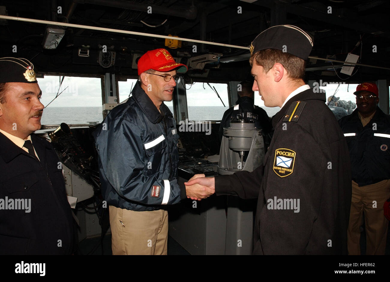 031109-N-3483C-001 USS Vandegrift (FFG) 48 nov. 9, 2003 -- Comandante USS Vandegrift (FFG 48) della Cmdr. Rich Rogers, saluta Federazione Russa Navy Lt. Konstantin Yurevich, sul ponte della USS Vandegrift (FFG 48) durante un russo passando Esercizio (PASSEX) come un giunto estera esercitazione navale mentre il capitano Mikhail Ivanovich, anche della Federazione Russa Marina, guarda a. Vandegrift è un pericolo di Oliver Perry Class Missile Frigate, distribuito da Yokosuka, Giappone. Stati Uniti Navy foto dal fotografo di Mate 2a classe Robert S. Cole. (Rilasciato) Navy US 031109-N-3483C-001 U.S. Navy e Foto Stock