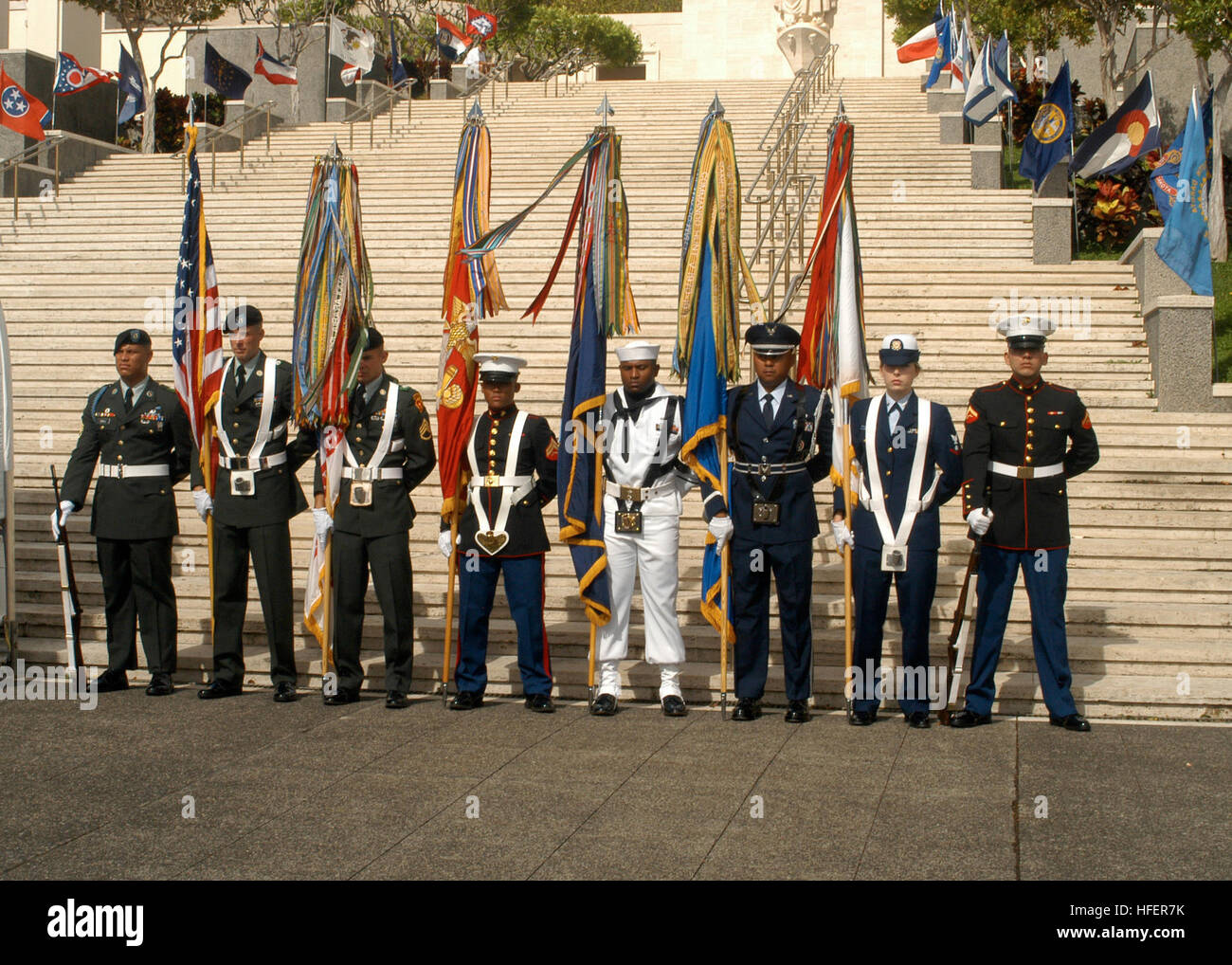 031111-N-5024R-010 Honolulu, Hawaii (nov. 11, 2003) -- Servizi Comuni Color Guard i membri partecipano a una cerimonia come dei veterani di guerra, active duty elementi di servizio e gli ospiti si sono riuniti per la 53Massing annuale del colore alla cerimonia sul veterano del giorno a conca, il National Memorial Cemetery del Pacifico a Honolulu, Hawaii. Stati Uniti Navy foto dal fotografo di Mate 2a classe Johnnie R. Robbins. (Rilasciato) Navy US 031111-N-5024R-010 Servizi Comuni Color Guard i membri partecipano a una cerimonia come dei veterani di guerra, active duty elementi di servizio e gli ospiti si sono riuniti per la 53Massing annuale del Foto Stock