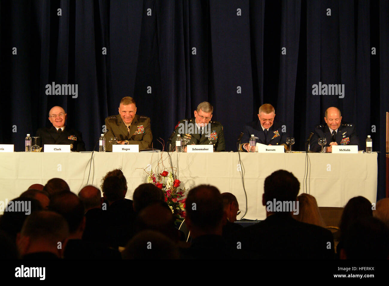 031203-N-2383B-030 Washington, D.C. (Dec. n. 3, 2003) -- Adm. Vern Clark, Capo di operazioni navali (CNO); Gen. Michael Hagee, Comandante della Marine Corps; Gen. Peter J. Schoomaker, Capo del Personale, U.S. Esercito; Vice Adm. Thomas J. Barrett, Vice comandante, U.S. Guardia costiera e Lt. Gen. Duncan J. McNabb, vice capo di stato maggiore per i piani e i programmi, sede U.S. Air Force condurre una discussione pannello durante la trentaquattresima IFPA-Fletcher conferenza sulla strategia di sicurezza nazionale e la politica. Stati Uniti Navy foto di Chief Fotografo compagno del Johnny Bivera. (Rilasciato) Navy US 031203-N-2383B-030 Adm. Vern Cla Foto Stock