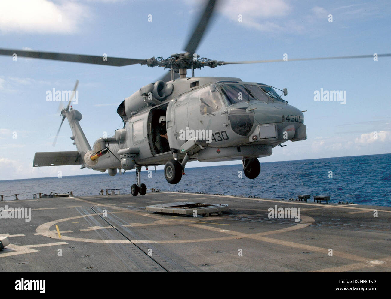 031205-N-6235S-048 Mar dei Caraibi (dec. n. 5, 2003) - Una SH-60B Seahawk assegnato all'ÒProud WarriorsÓ di elicottero leggero Anti-Submarine Squadron quattro due (HSL-42) solleva la lotta deck a bordo della Oliver Hazard Perry classe fregata USS Stephen W. Groves (FFG 29). HSL-42 e Stephen W. oliveti sono in conduzione farmaco contro le operazioni di stupefacenti con elementi di U.S. La guardia costiera della tattica di applicazione della legge Team North. Stati Uniti Navy foto di tenente j.g. Ken ombra. (Rilasciato) Navy US 031205-N-6235S-048 una SH-60B Seahawk assegnato all'fieri guerrieri di elicottero leggero Anti-Submarine Squadron quattro due (H Foto Stock