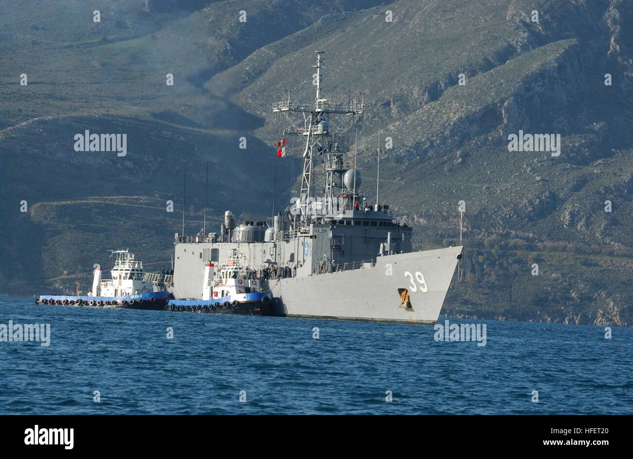 031216-N-0780F-023 Souda Bay, Creta, Grecia (dec. n. 16, 2003) Ð il missile guidato fregata USS Doyle (FFG 39) è assistita dal greco rimorchiatori come lei arriva per una breve visita di porto di Souda Bay, Creta, Grecia. Doyle è parte della NATO di reazione immediata forza, Standing Naval Force Atlantic (STANAVFORLANT) operanti nel Mediterraneo orientale sotto Operazione Active Endeavour, della NATO maritime contributo alla lotta contro il terrorismo internazionale. Stati Uniti Navy foto di Paul Farley. (Rilasciato) Navy US 031216-N-0780F-023 il missile guidato fregata USS Doyle (FFG 39) è assistita dal greco rimorchiatori come ella arr Foto Stock