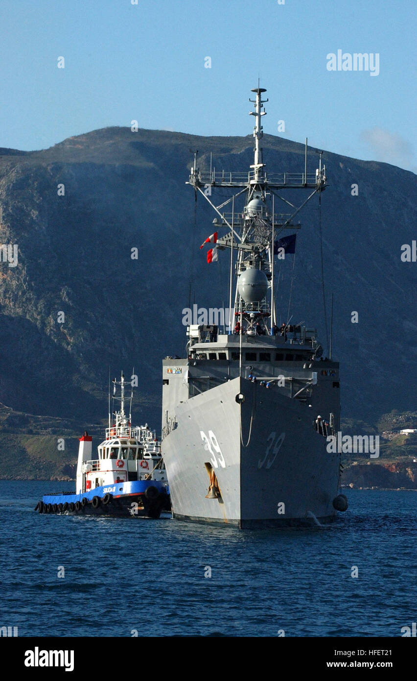031216-N-0780F-030 Souda Bay, Creta, Grecia (dec. n. 16, 2003) -- USS Doyle (FFG 39) è assistita dal greco rimorchiatori come lei arriva per una breve visita di porta a Souda Bay. Home ported a Mayport Fla., Doyle è il trentesimo di Oliver Hazard Perry missile frigate classe. Doyle è parte della NATO di reazione immediata forza, Standing Naval Force Atlantic (STANAVFORLANT) operanti nel Mediterraneo orientale sotto Operazione Active Endeavour, della NATO maritime contributo alla lotta contro il terrorismo internazionale. Stati Uniti Navy foto di Paul Farley. (Rilasciato) Navy US 031216 Foto Stock