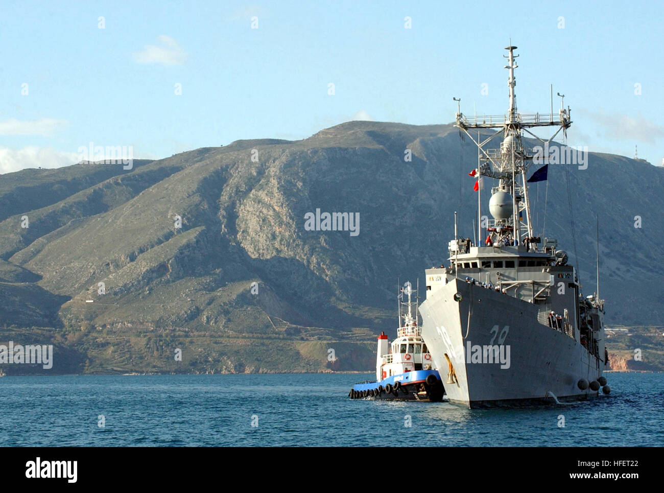 031216-N-0780F-033 Souda Bay, Creta, Grecia (dec. n. 16, 2003) -- USS Doyle (FFG 39) è assistita dal greco rimorchiatori come lei arriva per una breve visita di porta a Souda Bay. Home ported a Mayport Fla., Doyle è il trentesimo di Oliver Hazard Perry missile frigate classe. Doyle è parte della NATO di reazione immediata forza, Standing Naval Force Atlantic (STANAVFORLANT) operanti nel Mediterraneo orientale sotto Operazione Active Endeavour, della NATO maritime contributo alla lotta contro il terrorismo internazionale. Stati Uniti Navy foto di Paul Farley. (Rilasciato) Navy US 031216-N-0780F-033 USS Doyle (FFG 39) Foto Stock
