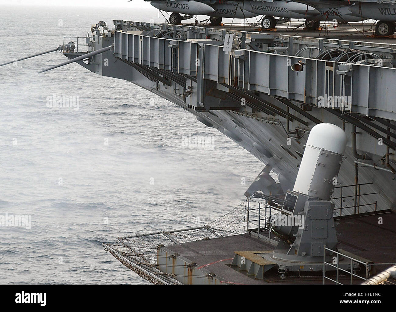 040131-N-1082Z-001 Oceano atlantico (GEN. 31, 2004) - Un vicino-in sistema di armi (CIWS) è di essere licenziato per la formazione a bordo della nuclear powered portaerei USS George Washington (CVN 73). CWIS è una rapida reazione, rapid-fire 20 millimetri sistema pistola che fornisce U.S. Navi della Marina militare con un terminale di difesa contro i missili antinave che hanno penetrato altre difese della flotta. Il Norfolk, Virginia a base di centrali nucleari powered portaerei è su di una routine di installazione pianificata. U. S. Marina foto dal fotografo di Mate Airman Jason R. Zalasky. (Rilasciato) Navy US 040131-N-1082Z-001 un close-in armi sist Foto Stock