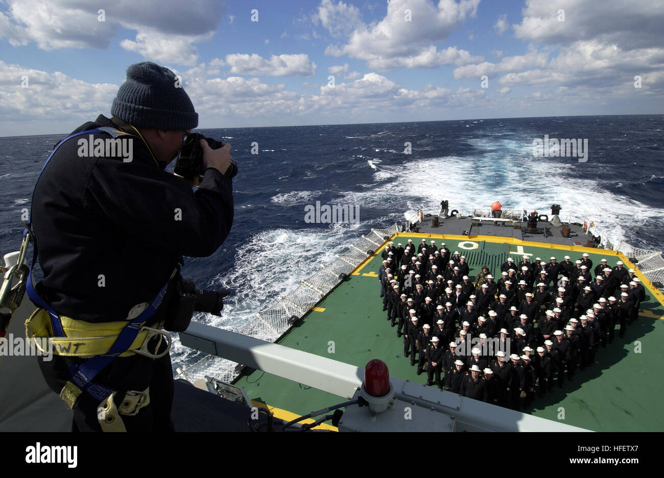 040214-N-5319A-003 Mare Mediterraneo (feb. 14, 2004) Ð Marina canadese, Master Caporale Christopher Kelly fotografie l'equipaggio della Marina canadese Halifax-classe fregata patrol, HMCS Toronto (FFH 333) su ValentineÕs giorno come essi muster sul ponte di volo in un centro di formazione per la loro famiglia e gli amici a casa a Halifax, Nova Scotia. Toronto ha unito la Norfolk, Virginia basato USS George Washington (CVN73) il vettore Strike gruppo (CSG) sulla distribuzione nel Mediterraneo. Stati Uniti Navy foto di PhotographerÕs mate 1. Classe Brien Aho. (Rilasciato) Navy US 040214-N-5319A-003 Marina canadese, Master caporale C Foto Stock