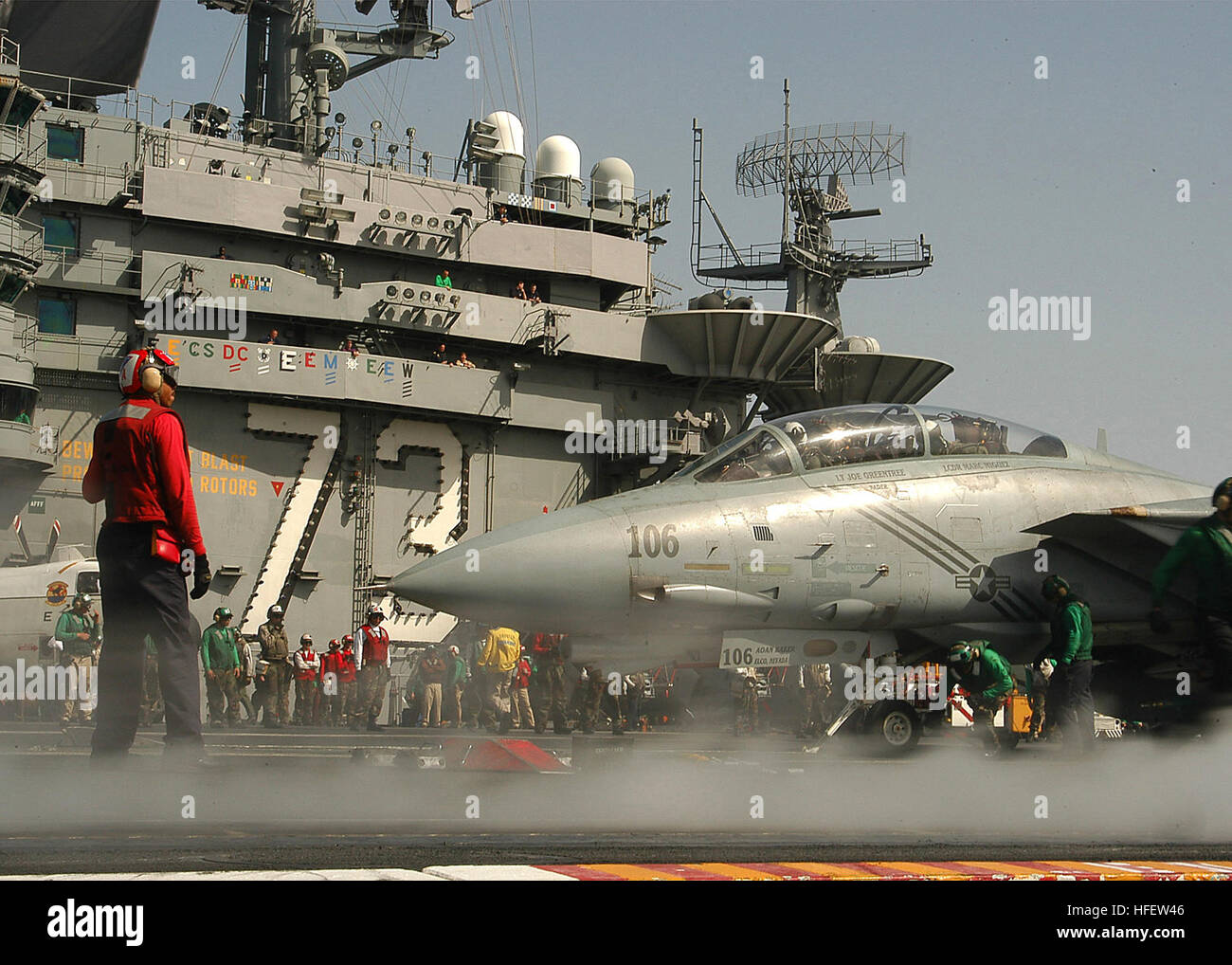 040223-N-3986D-044 Oceano Indiano (feb. 23, 2004) Ð il ponte di volo il personale a bordo della USS George Washington (CVN 73) fare preparativi finali per il lancio di un F-14B Tomcat assegnato all'ÒPukinÕ DogsÓ del Fighter Squadron uno quattro tre (VF-143) assegnata al Carrier aria Wing sette (CVW-7). Il Norfolk, Virginia a base di centrali nucleari powered portaerei è su una distribuzione programmata. Stati Uniti Navy foto di PhotographerÕs Mate Airman Jessica Davis. (Rilasciato) Navy US 040223-N-3986D-044 ponte di volo il personale a bordo della USS George Washington (CVN 73) fare preparativi finali per il lancio di un F-14B Tomcat Foto Stock