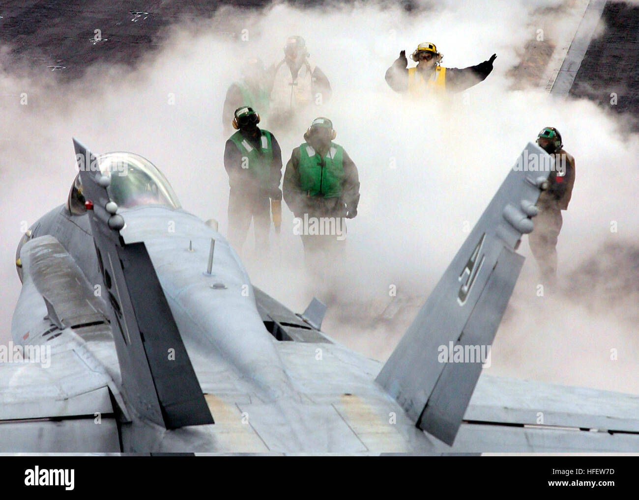 040225-N-9907G-005 Onboard USS Harry S Truman (CVN 75). Attraverso la densa di vapore, un piano direttore guide un FA-18C da VFA-87 partito della guerra su una catapulta. USS Harry Truman (CVN 75) è attualmente in fase di qualifiche del gestore e ponte di volo la certificazione al largo della costa atlantica. (US Navy foto: Fotografo Mate 2a classe Floyd Grimm. Rilasciato da HST Affari pubblici). US Navy 040225-N-9907G-005 vapore sorge uno dei quattro sistemi di catapulta a bordo della USS Harry Truman (CVN 75), come un piano capitano si prepara un F-A-18C Hornet assegnato a %%5Eldquo,guerra parte%%5Erdquo, di Strike Fighter Squa Foto Stock