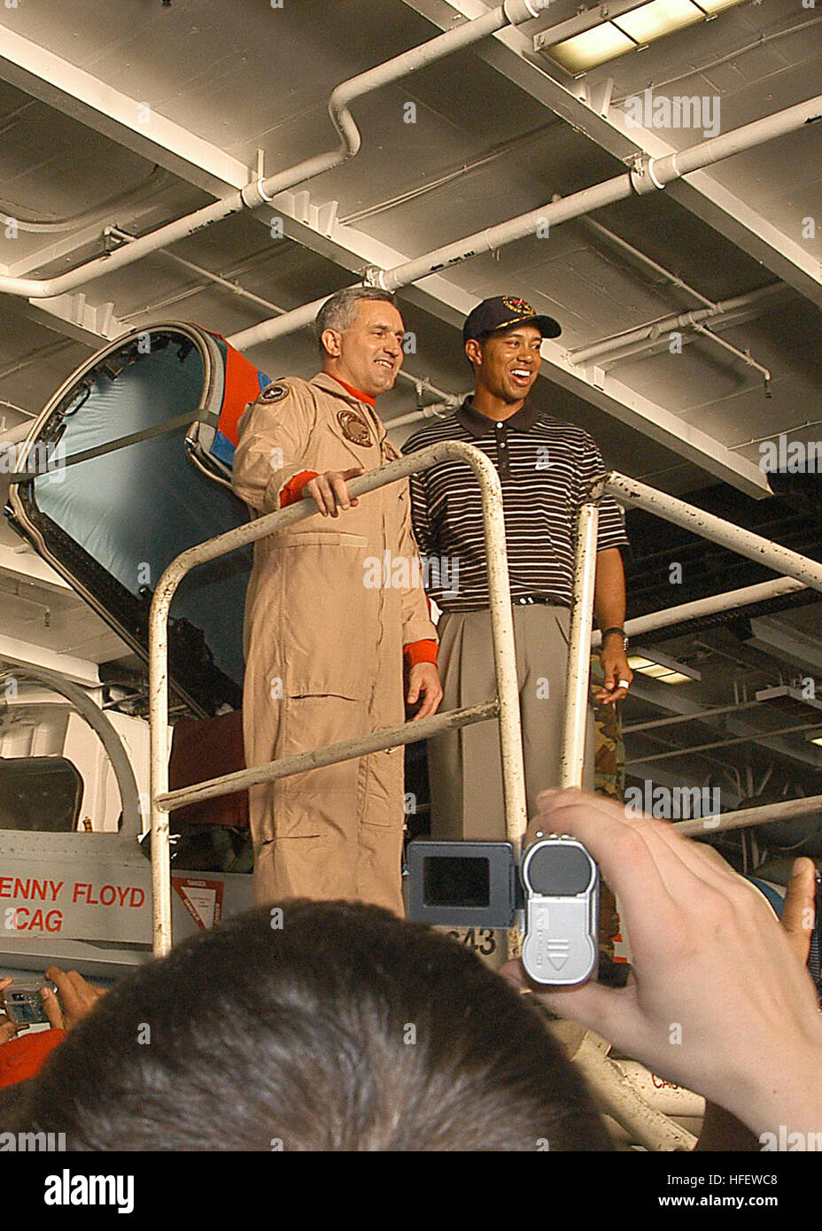 040303-N-3986D-056 Golfo Arabico (Mar. 3, 2004) - Professional Golfer Tiger Woods è il completamento di un tour di un F/A-18C assegnato al 'Wildcats' di Strike Fighter Squadron uno tre uno (VFA-131) a bordo della nuclear powered portaerei USS George Washington (CVN 73). Tiger Woods accompagnato dal suo fiancŽ Elin Nordegren, PGA player Mark OÕMeara e caddie Steve Williams e Greg Rita ha visitato il Norfolk, Virginia in base portante nel Golfo Arabico prima di partecipare all'European PGA TourÕs Dubai Desert Classic il giovedì. La George Washington Carrier Strike gruppo (CSG) e Carrier aria Wing Se Foto Stock