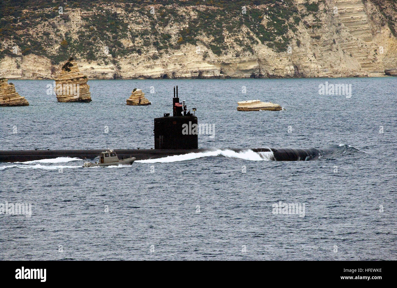 040311-N-0780-027 Souda Bay, Creta, Grecia (Mar. 11, 2004) - il nucleare attacco alimentato sommergibile USS Albany (SSN 753) è scortato fuori del Souda Bay Harbor da una pattuglia di sicurezza barca come Lei ottiene in corso a seguito di una breve visita di porta. Albany è homeported in Norfolk, Virginia ed è la terza migliore Los Angles attacco di classe sottomarino. La migliorata sottomarini sono più silenziosi, più veloce, scafo hanno piani di immersioni, fire perfezionati sistemi di controllo ed è rompere il ghiaccio in grado per operazioni polare. Stati Uniti Navy foto di Paul Farley. (Rilasciato) Navy US 040311-N-0780F-027 il nucleare attacco alimentato sommergibile USS Alban Foto Stock