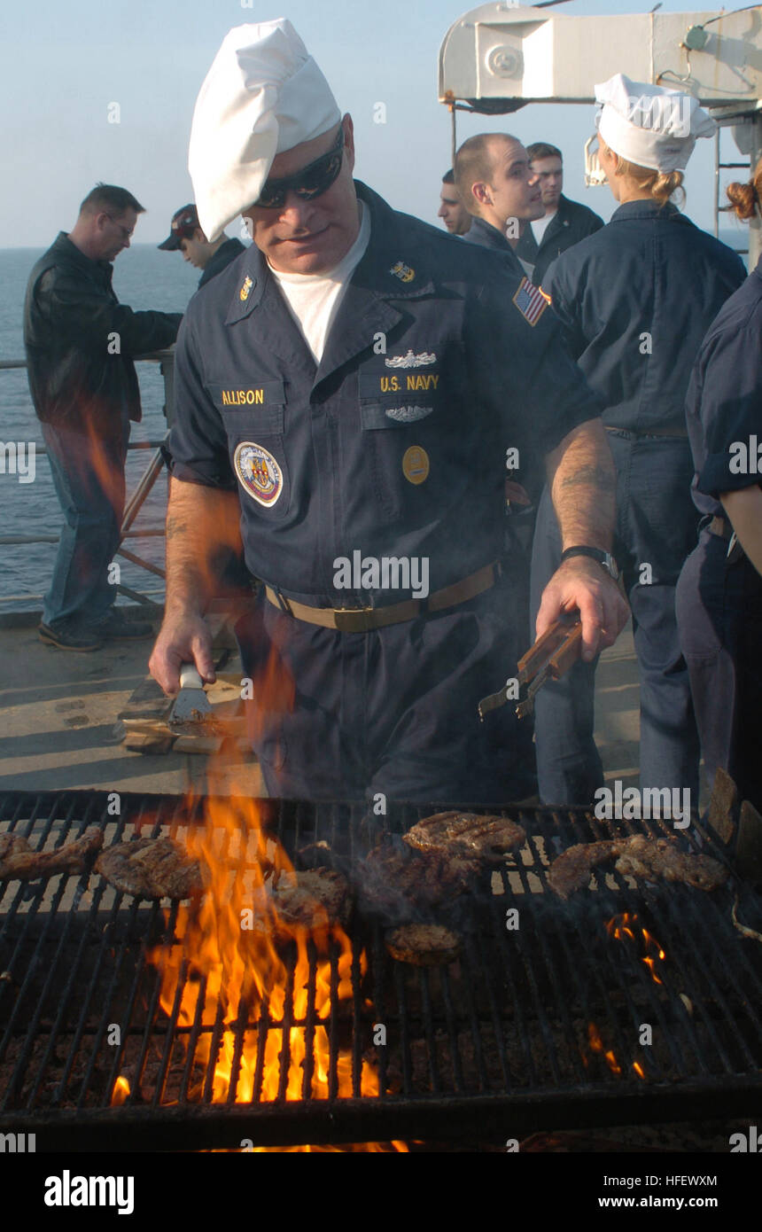 040327-N-8197M-002 in mare a bordo della USS Emory S. Land (come 39) 27 Mar 2004 - Comando Master Chief Joel Allison, di Saratoga, N.Y., grigliate bistecca per l'equipaggio della USS Emory S. Land (come 39) durante un rubare picnic sulla spiaggia del mare. Emory S. Land è un forward distribuito sottomarino homeported gara in LaMaddalena, Italia, che fornisce supporto logistico e riparazioni a tutto sesto superficie della flotta e risorse sottomarine. Stati Uniti Navy foto dal fotografo di Mate Airman Wesley Marchese. (Rilasciato) Navy US 040327-N-8197M-002 Il comando Master Chief Joel Allison, di Saratoga, N.Y., grigliate bistecca per l'equipaggio della USS Emory S. Foto Stock