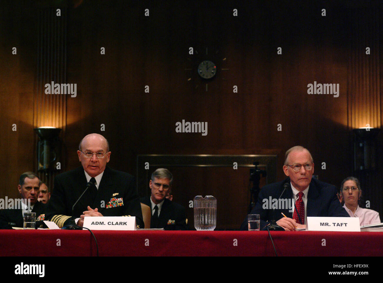 040408-N-2383B-070 Washington, D.C. (8 aprile 2004) - ADM. Vern Clark, Capo di operazioni navali (CNO) risponde alle domande dei membri del il Comitato delle forze armate del senato come egli condivide la testimonianza la tabella a fianco della onorevole William H. Taft, consulente legale per il Dipartimento di Stato come esse danno testimonianza sulle implicazioni militari della Convenzione delle Nazioni Unite sul diritto del mare. Stati Uniti Navy foto di Chief Fotografo compagno del Johnny Bivera. (Rilasciato) Navy US 040408-N-2383B-070 Adm. Vern Clark, Capo di operazioni navali (CNO) risponde alle domande dei membri del Senato di servizi armati Comm Foto Stock