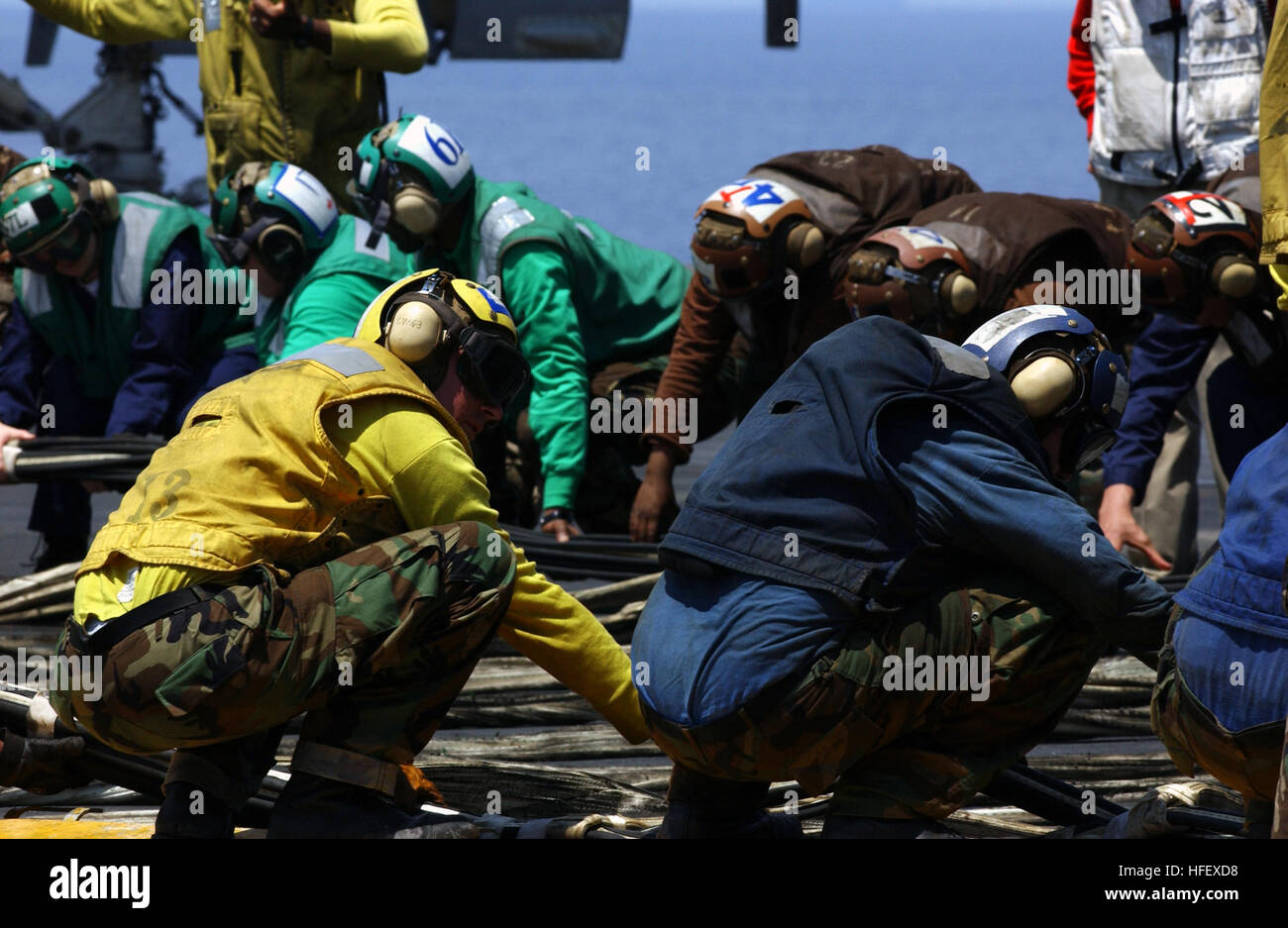 040413-N-5821P-003 7 Flotta Area di Responsabilità (AOR) apr. 13, 2004 - marinai prepara ad alzare la barricata di emergenza durante un ponte di volo praticare a bordo della USS Kitty Hawk (CV 63). La Barricade di emergenza è utilizzato in caso di un aeromobile non è in grado di effettuare una normale arrestato lo sbarco. Kitty Hawk è in corso nel 7 ° Flotta AOR e è stato unito solo permanentemente in avanti schierate portaerei, operando da Yokosuka, Giappone. Stati Uniti Navy foto dal fotografo compagno del 3° di classe Jason T. popeline (rilasciato) Navy US 040413-N-5821P-003 marinai prepara ad alzare la barricata di emergenza durante un volo Foto Stock