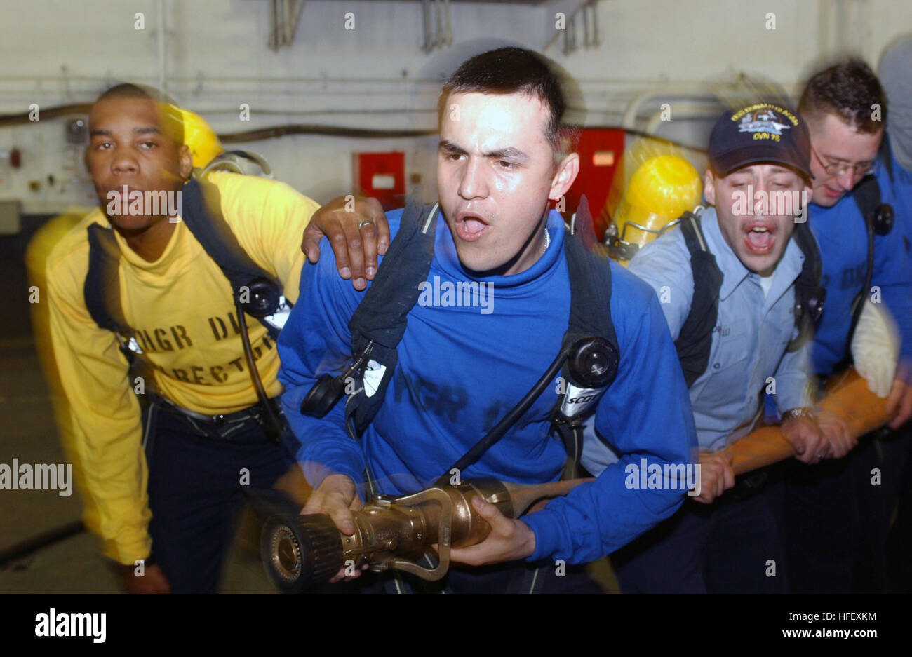 040420-N-2788L-003 Newport News, Va. (apr. 20, 2004) - Membri del V-3 Division a bordo della USS Ronald Reagan (CVN 76) uomo un tubo flessibile durante un drill incendio in nave hangar bay. Reagan è la U.S. La marina della nuovissima portaerei, e sta attraversando un periodo di sei mesi di post Shakedown disponibilità (PSA) periodo a Northrop Grumman Newport News la costruzione navale, Newport News, Va. Regan presto partiranno per il suo futuro homeport a San Diego, California Stati Uniti Navy foto dal fotografo di Mate Airman Paolo H. Laverty Jr. (rilasciato) Navy US 040420-N-2788L-003 membri del V-3 Division a bordo della USS Ronald Reagan (CVN 76) uomo un flessibile du Foto Stock