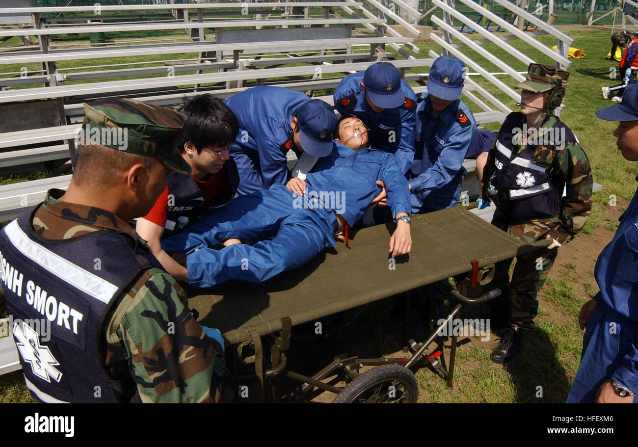 040421-N-0000W-141 Yokosuka, Giappone (apr. 21, 2004) - Ospedale Corpsman 2a classe Glenn Bagamaspad e Hospital Corpsman 3rd Class Emily Smyd preparare per il trasporto di una simulazione di incidente durante un combinato di U.S.-massa giapponese casualty trapano. Squadre provenienti da entrambi gli Stati Uniti La marina e la Japan Maritime Self Defence Force (JMSDF) hanno lavorato insieme per il salvataggio, il trattamento ed il trasporto di pazienti. Stati Uniti Naval Hospital Yokosuka fornisce forza la protezione della salute al distribuita U.S. Settima Flotta e beneficiari che sostengono la flotta in tutto il Pacifico occidentale. Stati Uniti Navy photo by Tom Watanabe. (Rilasciato) US Navy 0 Foto Stock