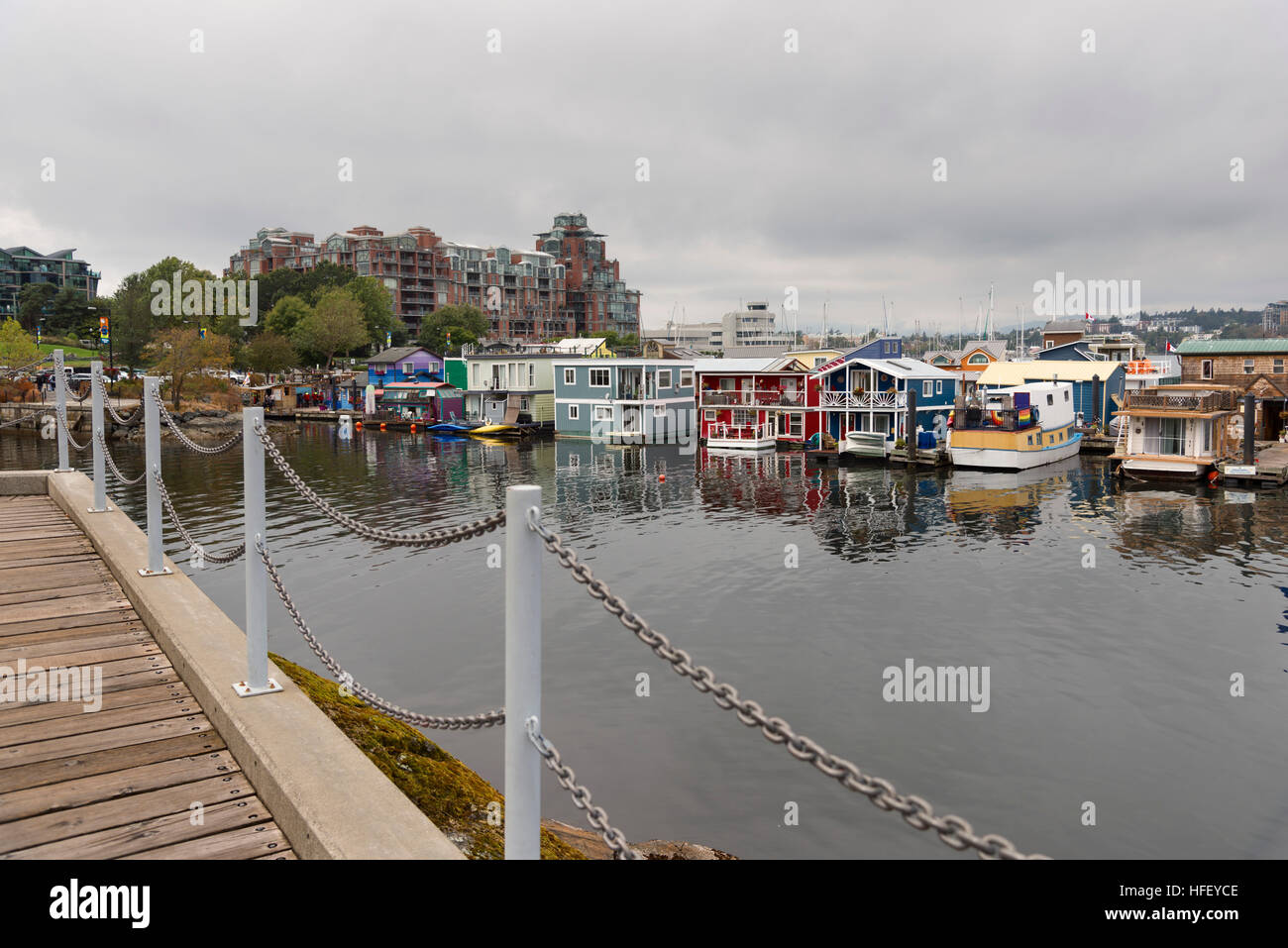 Le case galleggianti al Pontile del Pescatore Foto Stock