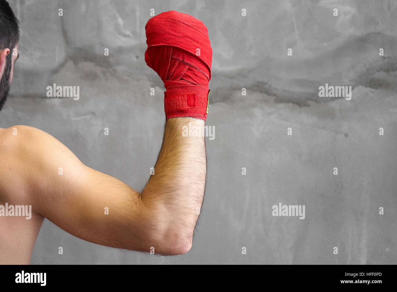 Tagliate il colpo di un boxer è avvolto a mano rosso con nastro di inscatolamento Foto Stock