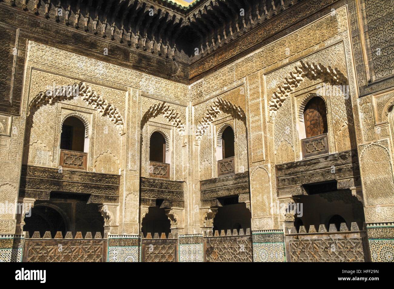 Interno della Old Madras all'interno del Fes Medina, Marocco Foto Stock