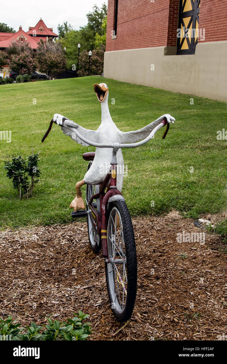 Questa scultura da Steve Neves celebra il libro per bambini anatra su una bicicletta. Si tratta di in Storybook capitale del Texas, Abilene. Foto Stock
