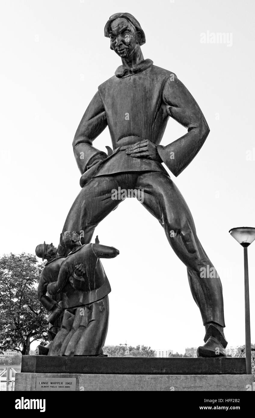 Lange Wapper statua è di un gigante che è anche un trickster. Egli può essere trovata presso il lungomare di fronte Het Steen ad Anversa Foto Stock