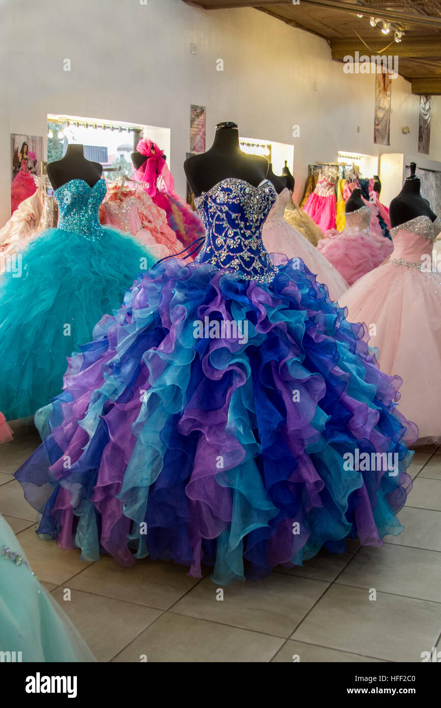 Quinceañera abiti in McAllen Texas. Parte del Latin American tradizionale celebrazione di una giovane donna di quindicesimo compleanno. Foto Stock