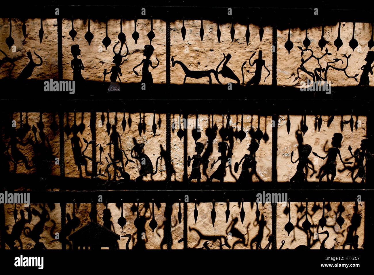 Luce e ombra giocare su un Bastar arte tribale pezzo in ferro battuto Foto Stock