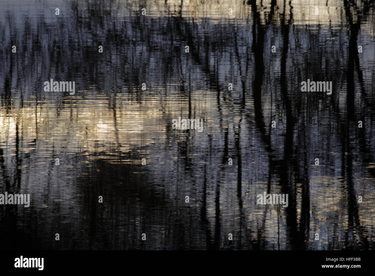 Loch lomond increspature e riflessioni sulla sera acqua Foto Stock