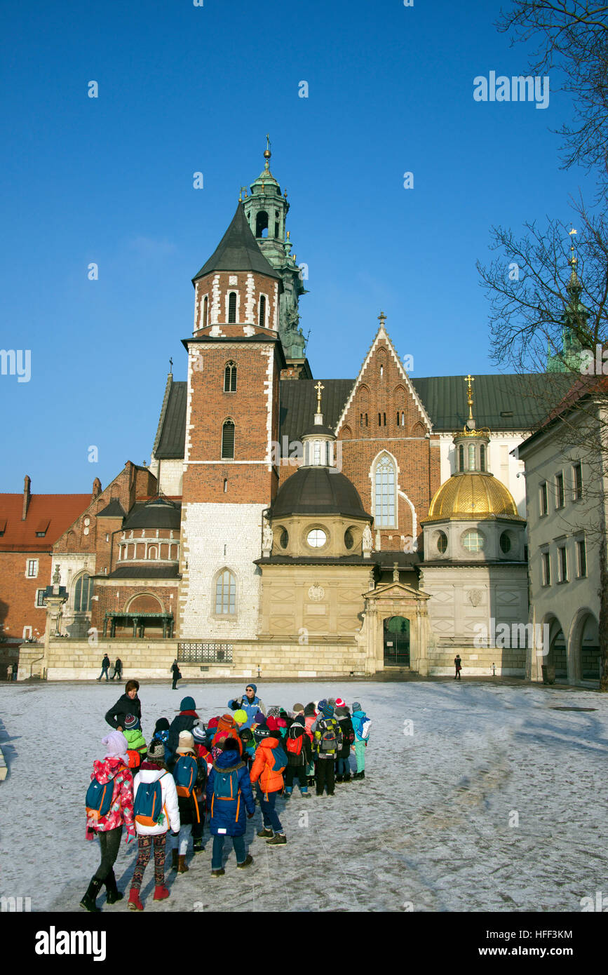 A scuola i bambini in visita dalla collina di Wawel Cracovia Polonia Foto Stock