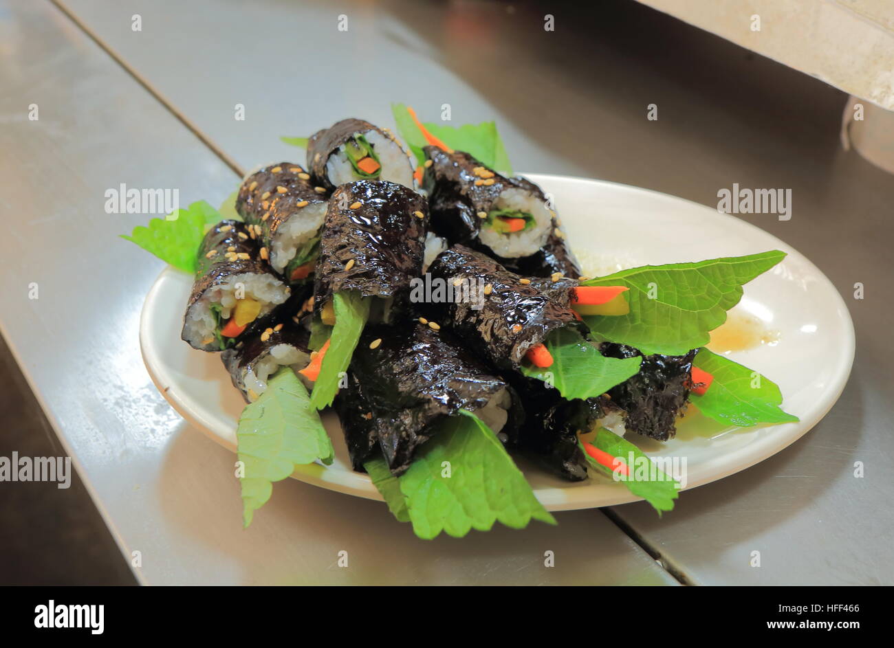 Tradizionale cibo Coreano rotolo di alghe marine Foto Stock