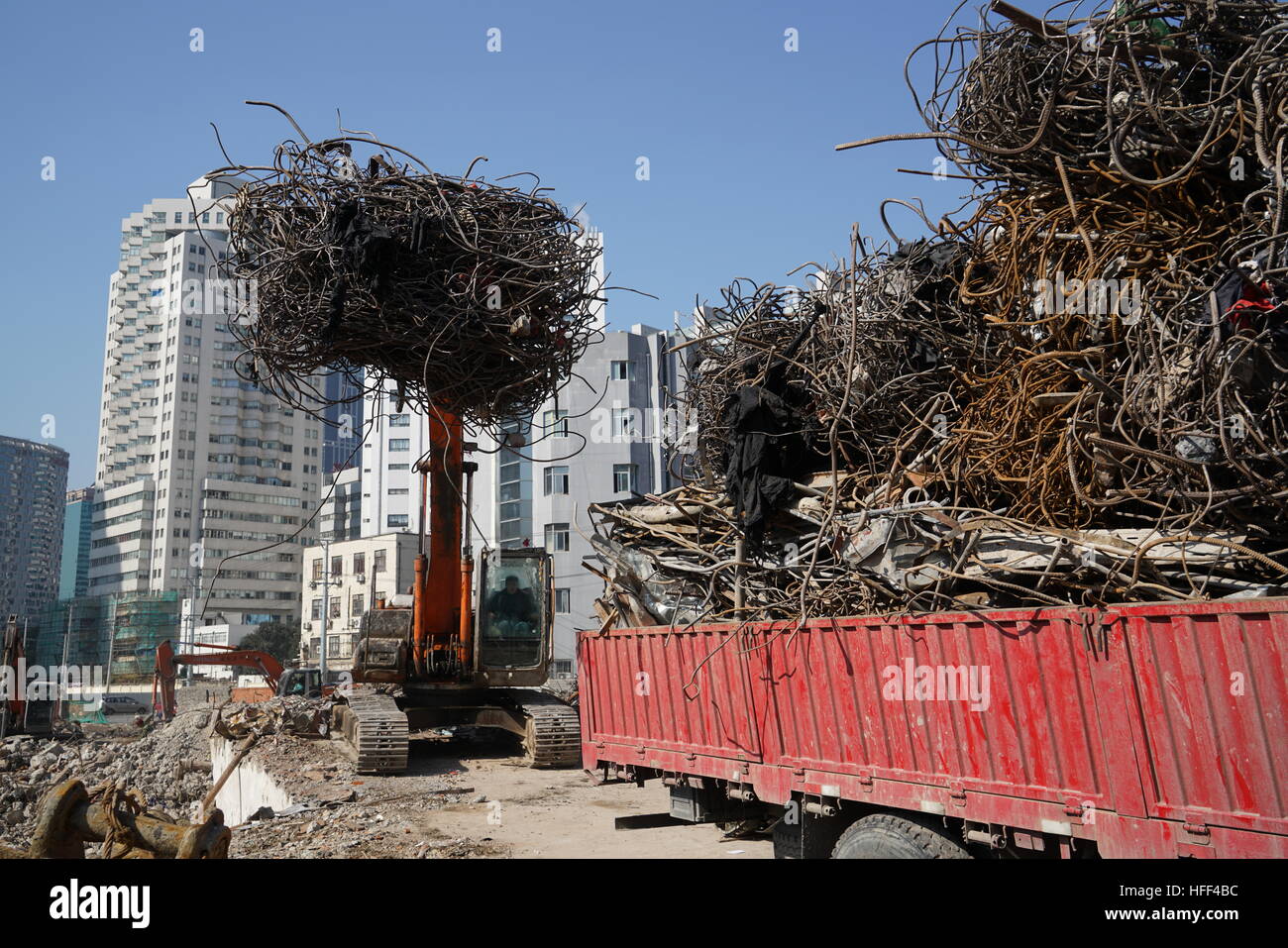 Distruzione di Shanghai Longtangs. - 27/01/2016 - Cina / Shanghai - Caricamento delle pile in acciaio. Distruzione di Shanghai Longtangs. All'inizio degli anni ottanta, la maggior parte della popolazione viveva in Longtangs, cioè piccoli villaggi in città. Ther distruzione segue la curva di crescita e quindi di ettari di terreno attendono il promotore che deciderà di costruire un centro commerciale o un bar di edifici. Alcuni proprietari sono resistendo e continuano a vivere nella loro casa. Acqua ed elettricità sono poi tagliati fuori. L'altr ricevono una compensazione e vengono inviati alla periferia. Tutto ciò che viene riciclata e utilizzata in ordine Foto Stock