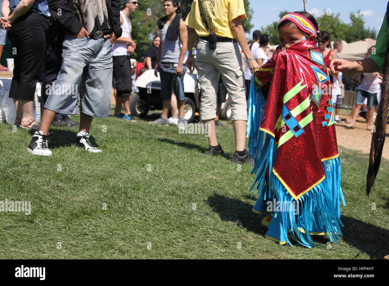 Shakopee Mdewakanton Sioux Comunità Wacipi Pow Wow, Native American dance festival - 20/08/2011 - USA / MINNESOTA / Minneapolis - Il Grand Entry nell'arena. Ogni Pow Wow inizia con la voce di tutti i ballerini nell'arena, seguita da una canzone in tribut di veterani di guerra. - Sandrine Huet / Le Pictorium Foto Stock