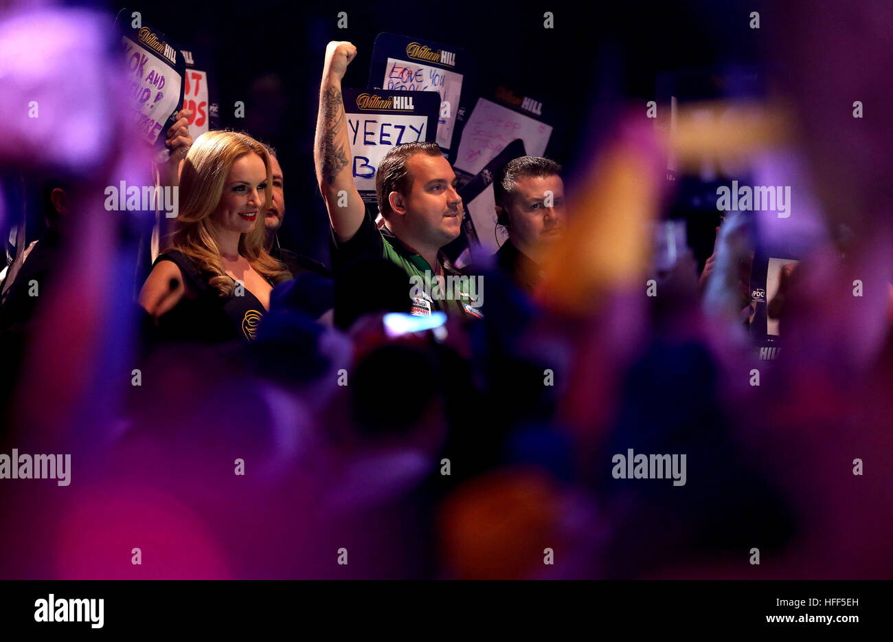 Kim Huybrechts durante il tragitto a piedi durante il giorno dodici del William Hill mondo freccette campionato a Alexandra Palace di Londra. Stampa foto di associazione. Picture Data: giovedì 29 dicembre, 2016. Vedere PA storia freccette mondo. Foto di credito dovrebbe leggere: Steven Paston/filo PA. Restrizioni: Utilizzo soggetto a restrizioni. Solo uso editoriale. Uso non commerciale. Chiamate il numero +44 (0)1158 447447 per ulteriori informazioni. Foto Stock