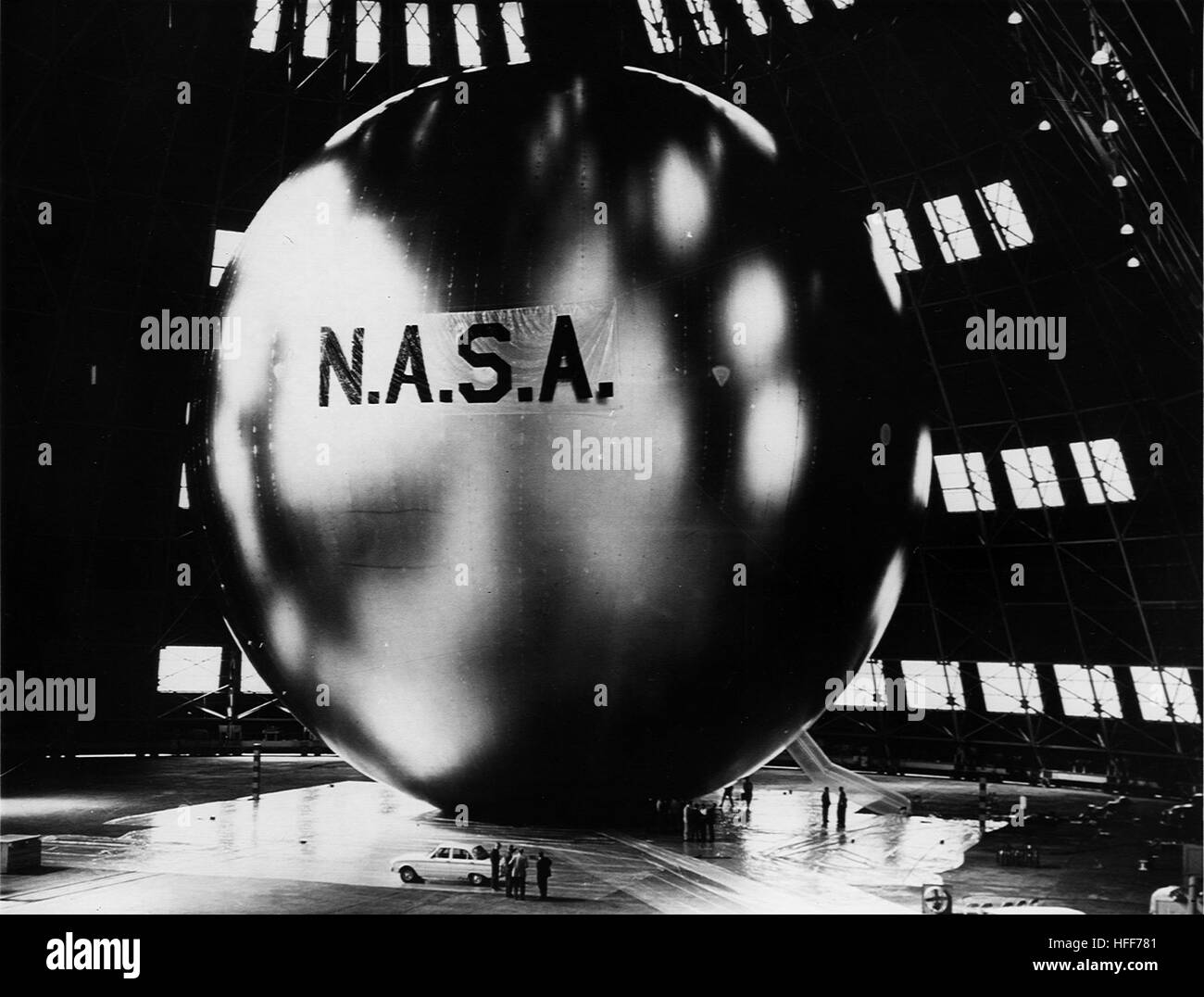 Echo è stato un satellite per comunicazioni passive lanciato dalla NASA nel 1960. Il satellite, fatto di un grande pallone metallico, ha agito come un riflettore per far rimbalzare i segnali radio su grandi distanze. Echo è stato un progetto pionieristico nella comunicazione satellitare, contribuendo in modo significativo allo sviluppo delle comunicazioni moderne. Foto Stock