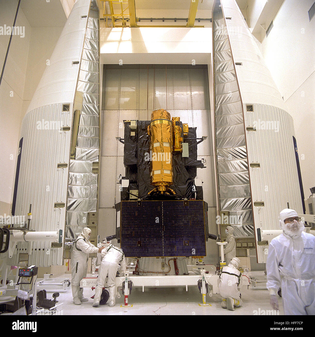 Il veicolo spaziale SOHO (Solar and Heliospheric Observatory), completamente assemblato, controllato e alimentato per il volo, è pronto per l'incapsulamento nella sua carenatura protettiva del carico utile presso lo Spacecraft Assembly and Encapsulation Facility 2. Foto Stock