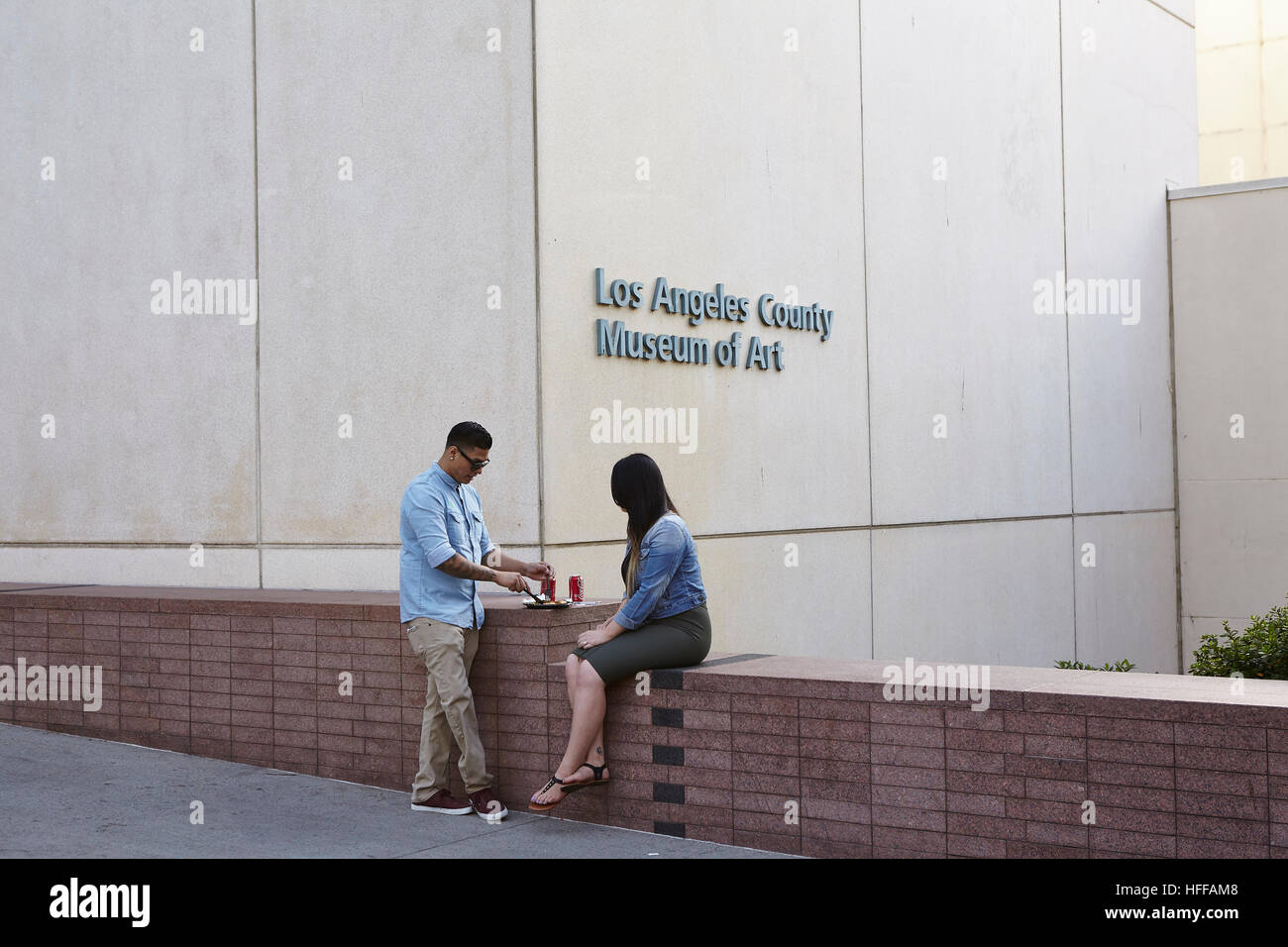 Un uomo e una donna condividendo cibo al Los Angeles County Museum modern art LACMA Foto Stock