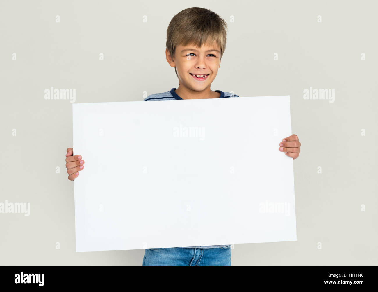 Little Boy Holding targhetta concetto vuoto Foto Stock