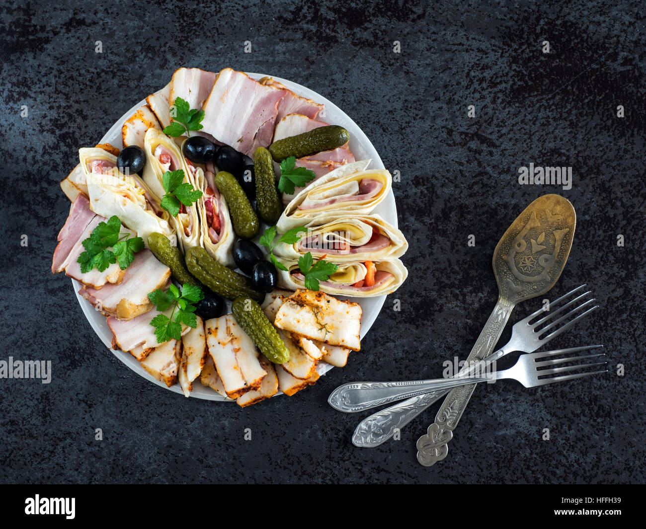 Piatto di Salumi con prosciutto, pancetta, olive e sottaceti Foto Stock