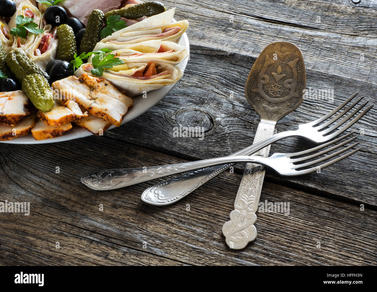 Piatto di Salumi con prosciutto, pancetta, olive e sottaceti Foto Stock