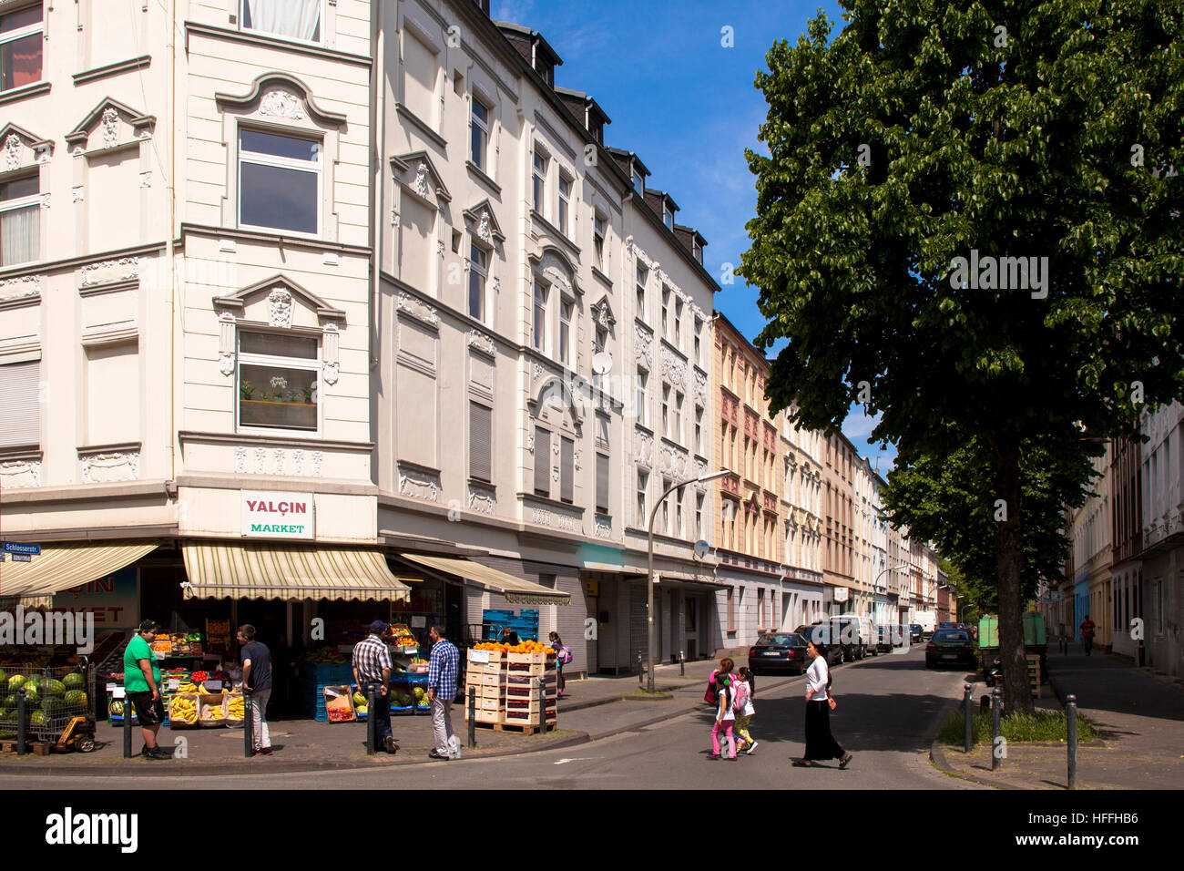 Germania, Dortmund, vecchio appartamento case e un supermercato turco presso l'Schlosser Street nel quartiere nord. Foto Stock