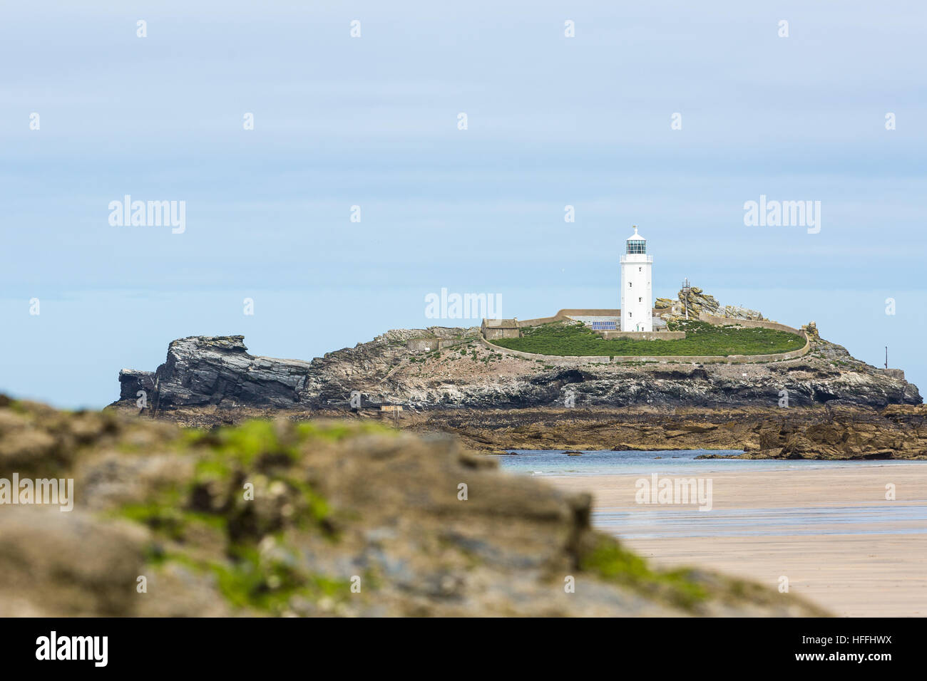 Il faro di Godrevy, Cornwall, Regno Unito. Il faro è un bianco torre ottagonale, 26 metri di altezza, realizzata dalle macerie con letti di pietra nel mortaio. Costruito nel 185 Foto Stock